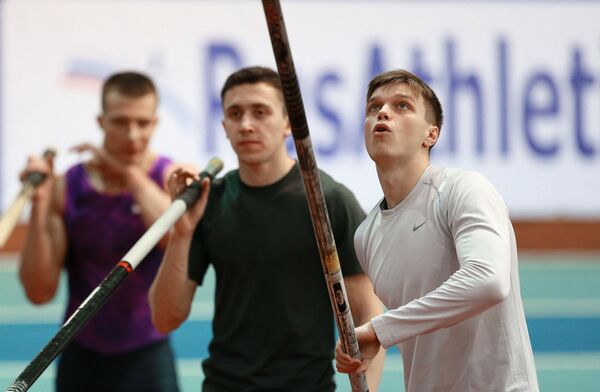 Даниил Котов (справа)