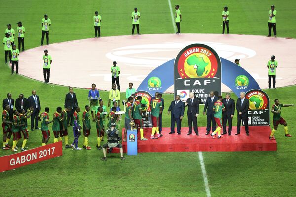 Награждение футболистов сборной Камеруна после победы в финале Кубка африканских наций-2017