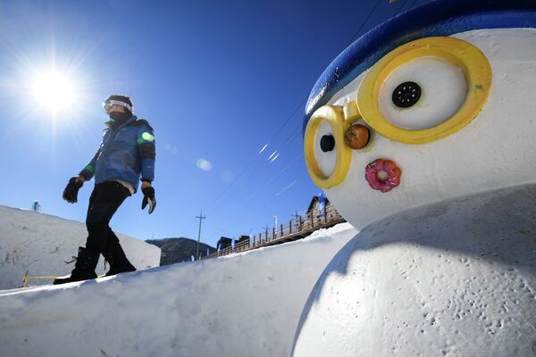 Фигура снеговика в Пхёнчхане, где пройдут зимние Олимпийские игры в 2018 году
