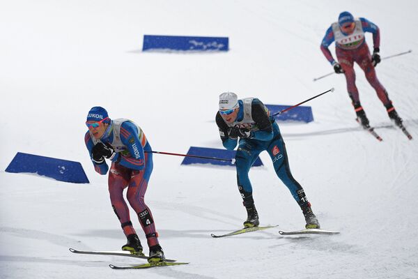 Российский лыжник Глеб Ретивых (слева) на дистанции командного спринта на этапе Кубка мира по лыжным гонкам в Пхенчхане