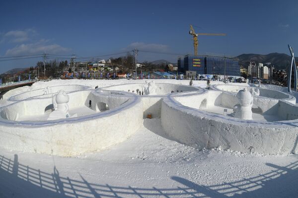 Снежные фигуры в виде олимпийских колец на снежном фестивале в Пхёнчхане