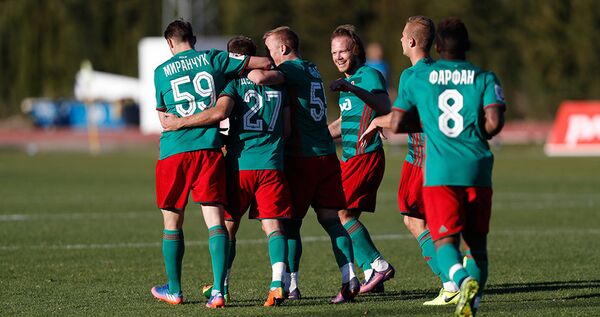 Игроки ФК Локомотив радуются забитому голу в ворота датского клуба Сённерйюск в контрольном матче на сборе в Испании
