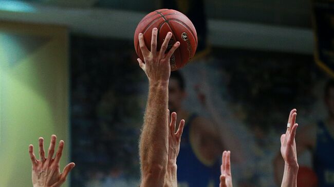 Баскетбольный мяч Евролиги во время матча между Химками и Баварией