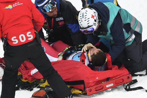 Монегасский горнолыжник Оливье Жено (на носилках), упавший во время соревнований в супергиганте на чемпионате мира в Санкт-Морице