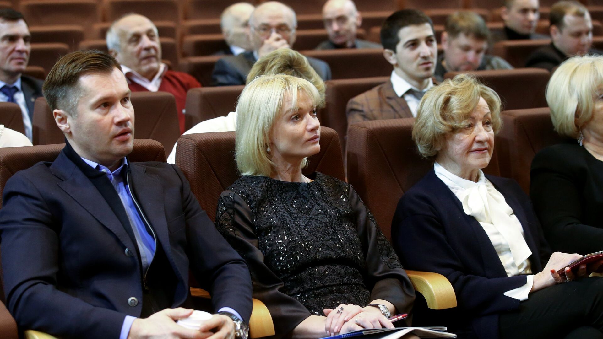 Алексей Немов, Светлана Хоркина и Лидия Иванова (слева направо на первом плане) Алексей Немов, Светлана Хоркина и Лидия Иванова (слева направо на первом плане) - РИА Новости, 1920, 10.05.2025