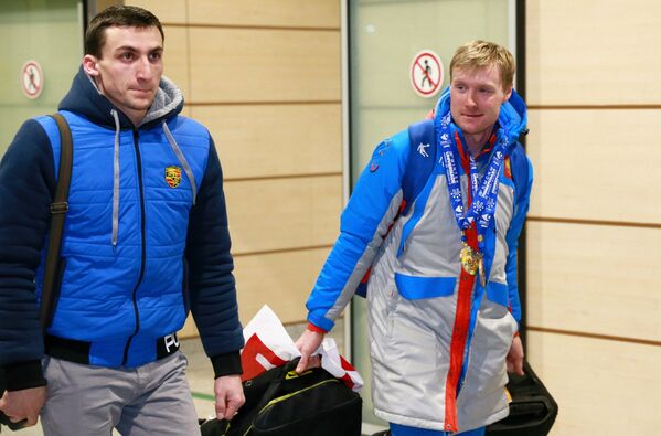 Бронзовый призер XXVIII Всемирной зимней Универсиады Егор Березин (справа)