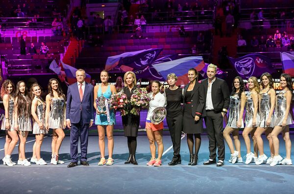 Александр Медведев, победительница теннисного турнира St.Petersburg Ladies Trophy 2017 в женском одиночном разряде Кристина Младенович (в центре слева направо), финалистка Юлия Путинцева (в центре справа) и хорватская теннисистка Ива Майоли (шестая справа)