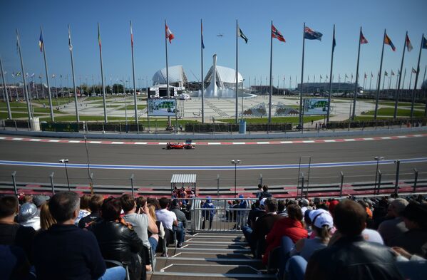 Болид команды Феррари во время российского этапа чемпионата мира по кольцевым автогонкам в классе Формула-1 на автодроме в Сочи.