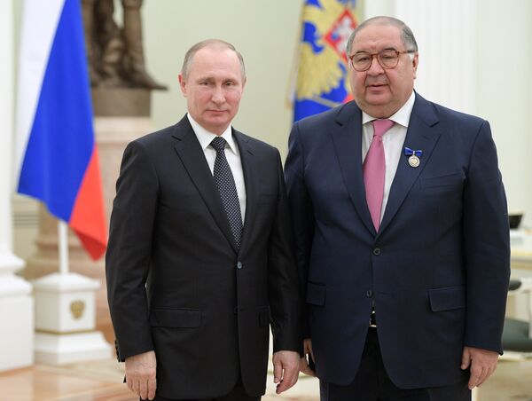 Президент РФ Владимир Путин вручил знак отличия За благодеяние бизнесмену, основателю USM Holdings Алишеру Усманову (справа)