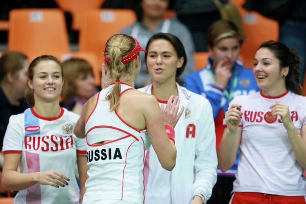 Российская команда поздравляет Екатерину Макарову (на первом плане)