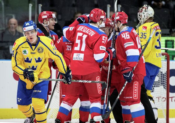 Хоккеисты сборной России радуются забитой шайбе