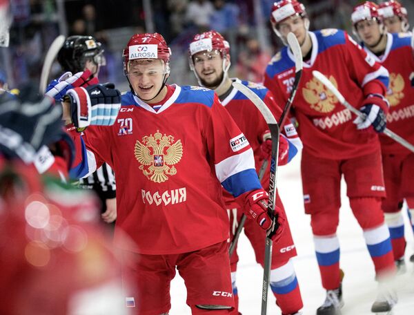 Нападающий сборной России Кирилл Капризов (на первом плане)