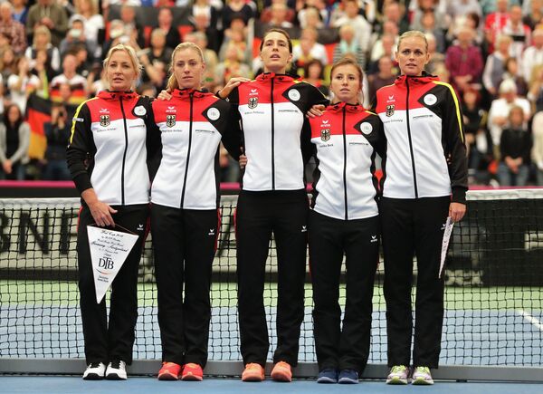 Женская сборная Германии по теннису. Слева направо: Барбара Риттнер, Ангелика Кербер, Андреа Петкович, Анника Бек и Анна-Лена Гренефельд