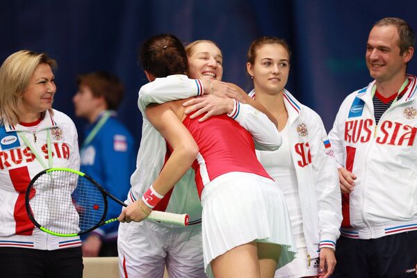 Екатерина Макарова поздравляет с победой Наталью Вихлянцеву (в центре на втором плане)