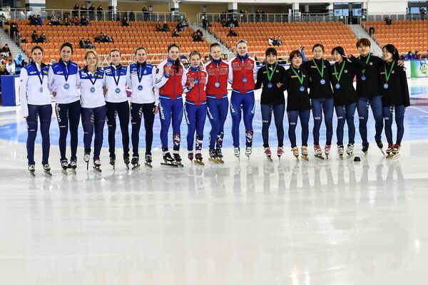 Спортсменки сборных Италии, России и Кореи по шорт-треку (слева направо)