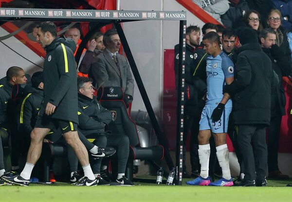 Форвард Манчестер Сити Габриэль Жезус покидает поле из-за травмы