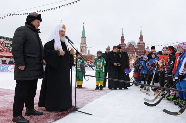 Патриарх Московский и всея Руси Кирилл (второй слева) на открытии турнира по хоккею с мячом на приз патриарха Московского и всея Руси на Красной площади в Москве