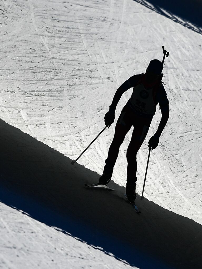 Спортсменка на дистанции масс-старта среди женщин на чемпионате мира по биатлону в австрийском Хохфильцене