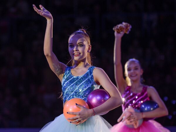 Спортсменки сборной России по художественной гимнастике Дина и Арина Аверины (справа налево)