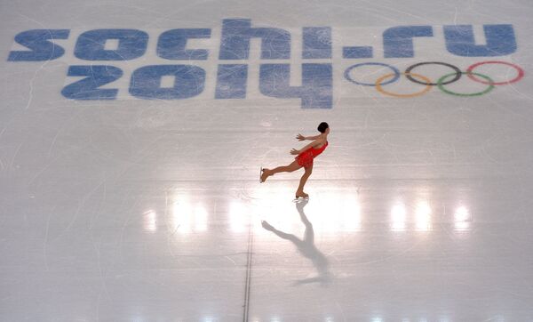 Российская фигуристка Аделина Сотникова выступает в короткой программе на зимних Олимпийских играх в Сочи