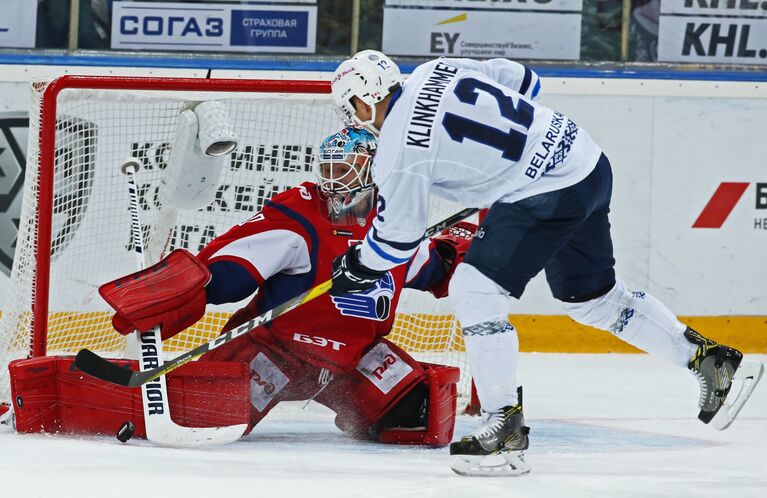 Вратарь ХК Локомотив Алексей Мурыгин (слева) и форвард ХК Динамо Роб Клинкхаммер