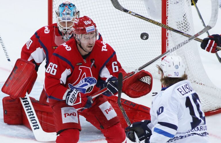 Вратарь ХК Локомотив Алексей Мурыгин, защитник ХК Локомотив Денис Осипов и форвард ХК Динамо Мэтт Эллисон(слева направо)