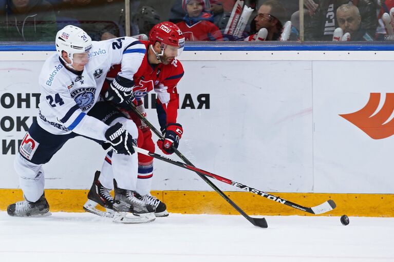 Игровой момент матча Локомотив - Динамо (Минск)