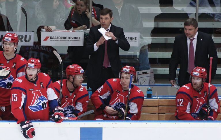 Главный тренер ХК Локомотив Алексей Кудашов (справа на втором плане) и тренер ХК Локомотив Александр Савченков (второй справа на втором плане) и хоккеисты клуба