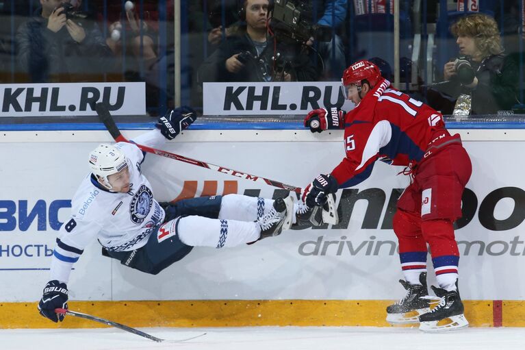 Игровой момент матча Локомотив - Динамо (Минск)