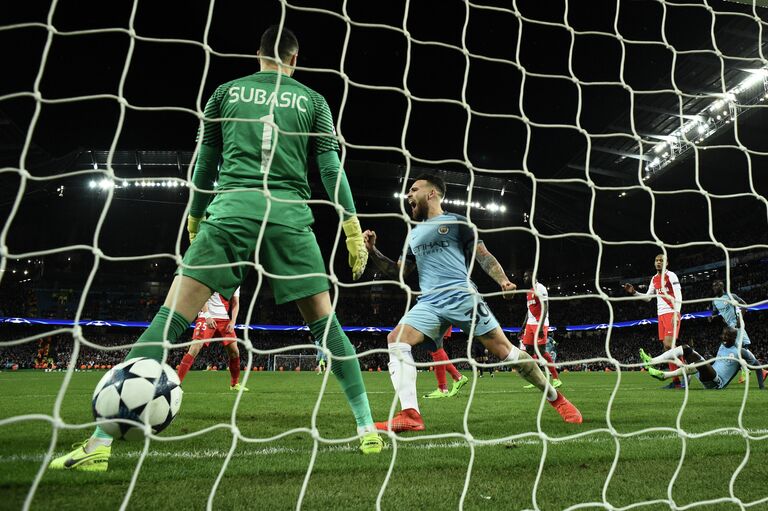 Голкипер Монако Даниел Субашич и защитник Манчестер Сити Николас Отаменди (слева направо)