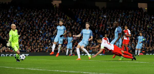 Нападающий Монако Радамель Фалькао (справа на первом плане) забивает мяч в ворота Манчестер Сити