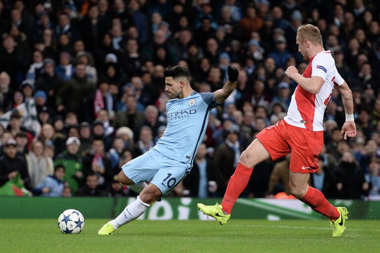 Нападающий Манчестер Сити Серхио Агуэро (слева) забивает мяч в ворота Монако