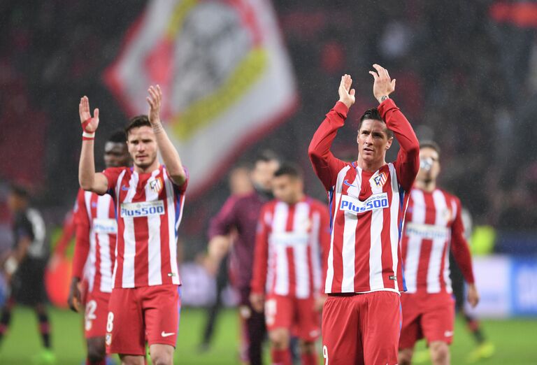 Футболисты Атлетико Сауль и Фернандо Торрес (слева направо) благодарят болельщиков после окончания матча