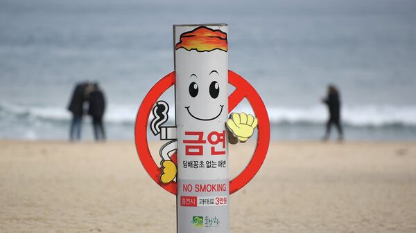 Знак о запрете курения на пляже Gyeongpo Beach в городе Каннын, Республика Корея