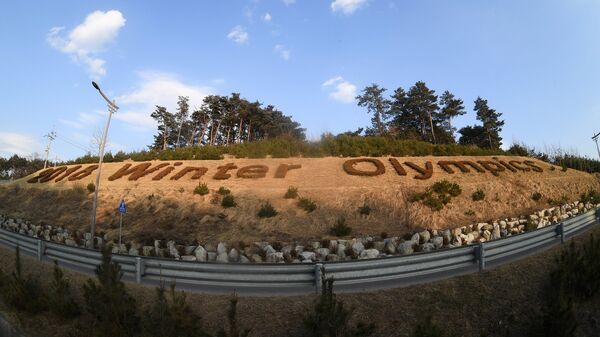 Надпись в честь предстоящих Олимпийских зимних игр 2018 года на склоне холма в городе Каннын в Южной Корее