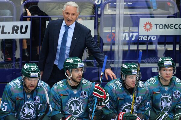 Главный тренер Ак Барса Зинэтула Билялетдинов (на втором плане) и хоккеисты клуба