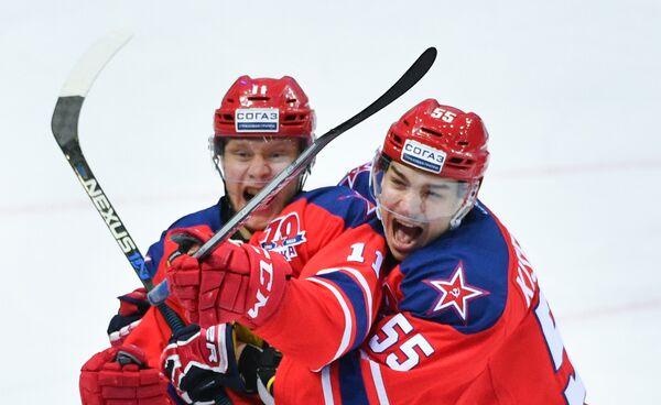 Хоккеисты ЦСКА Сергей Андронов (слева) и Богдан Киселевич