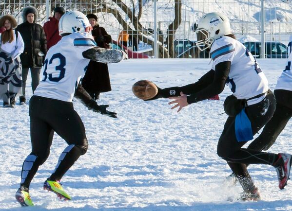 Игроки команды Айсберги в матче ежегодного турнира северных городов Snow Bowl 2017 по американскому футболу