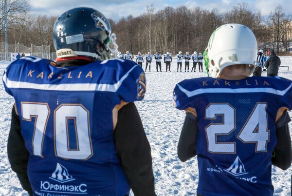 Игроки команды Оружейники перед началом матча ежегодного турнира северных городов Snow Bowl 2017 по американскому футболу
