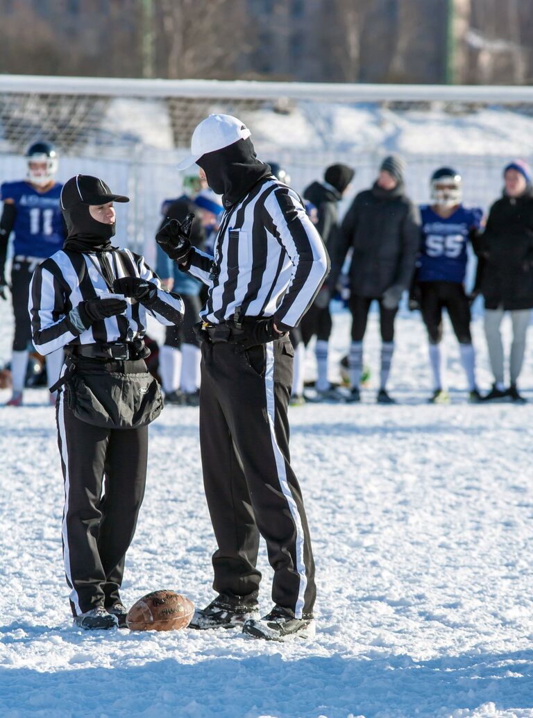 Судьи в матче ежегодного турнира северных городов Snow Bowl 2017 по американскому футболу