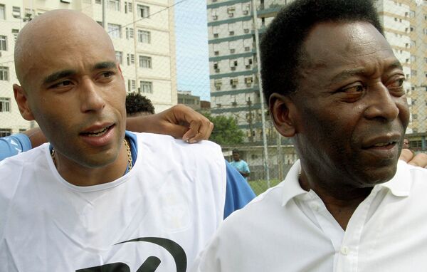 Эдсон Шолби Насименту (Эдиньо) со своим отцом, легендарным бразильским футболистом Пеле (слева направо)
