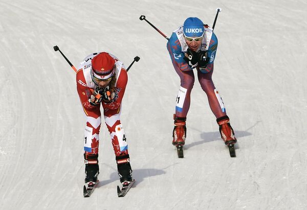 Российская лыжница Анна Медведева (справа)