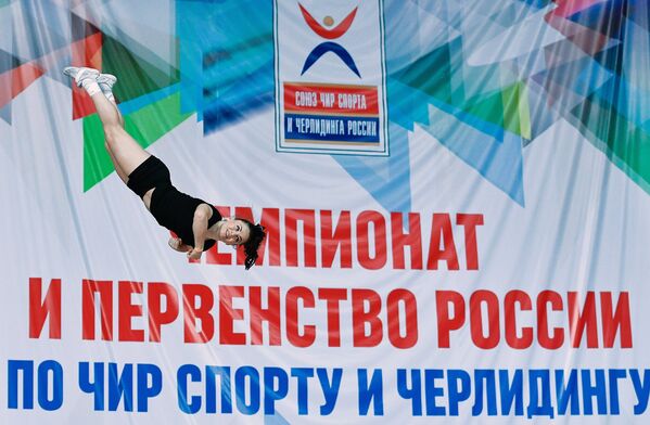 Участница группы поддержки 10-ый элемент выступает на Чемпионате России по чир-спорту и черлидингу