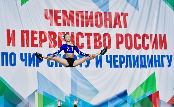 Участница группы поддержки Элит выступает на Чемпионате России по чир-спорту и черлидингу