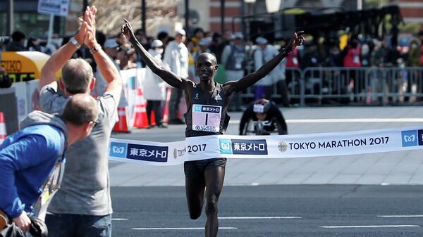 Кениец Уилсон Кипсанг на финише Токийского марафона