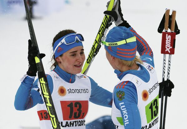 Российские лыжницы Наталья Матвеева (справа) и Юлия Белорукова