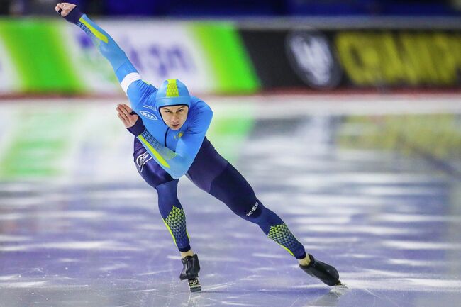 Роман Креч выступает на чемпионате мира по конькобежному спорту в спринтерском многоборье