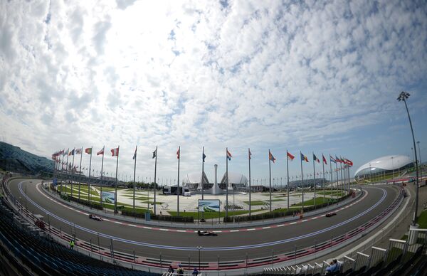 Гонщики принимают участие в первой сессии свободных заездов на российском этапе чемпионата мира по кольцевым автогонкам в классе Формула-1