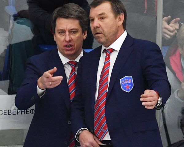 Главный тренер СКА Олег Знарок (справа) и старший тренер СКА Харийс Витолиньш