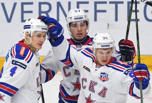 Хоккеисты СКА Ярно Коскиранта, Егор Рыков и Александр Барабанов (слева направо)